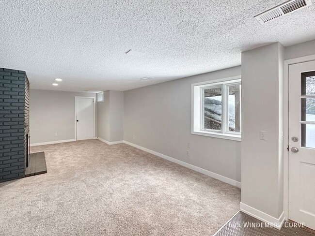 Building Photo - 4br 3ba ~ Security Deposit Free Alternativ...