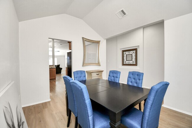 Building Photo - 19931 Roycroft Ln