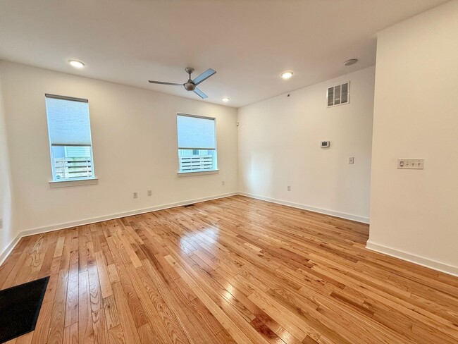 Building Photo - Spacious Bi-Level 2-Bedroom in N5 Flats