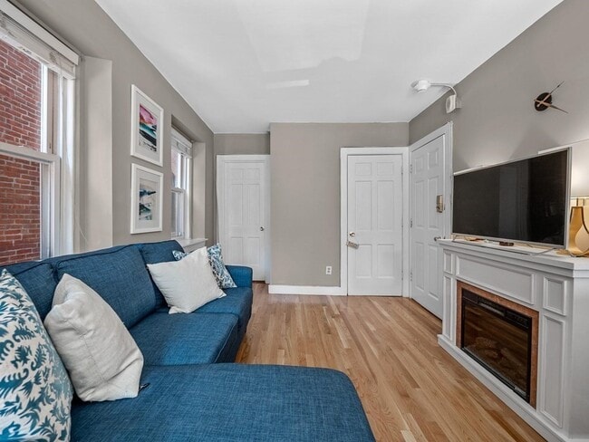 Building Photo - 19 Charter St