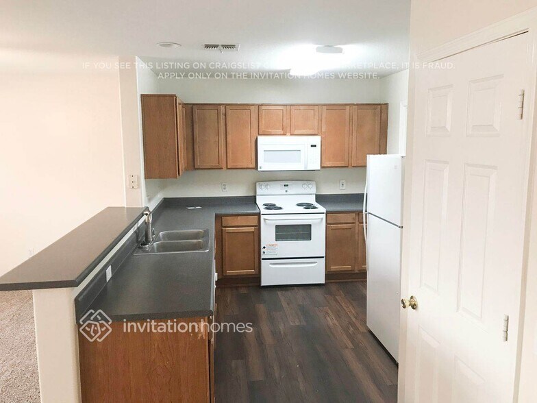 Building Photo - 12833 W Paradise Dr