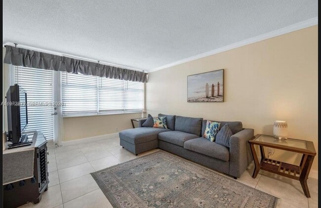 Building Photo - 3725 S Ocean Dr