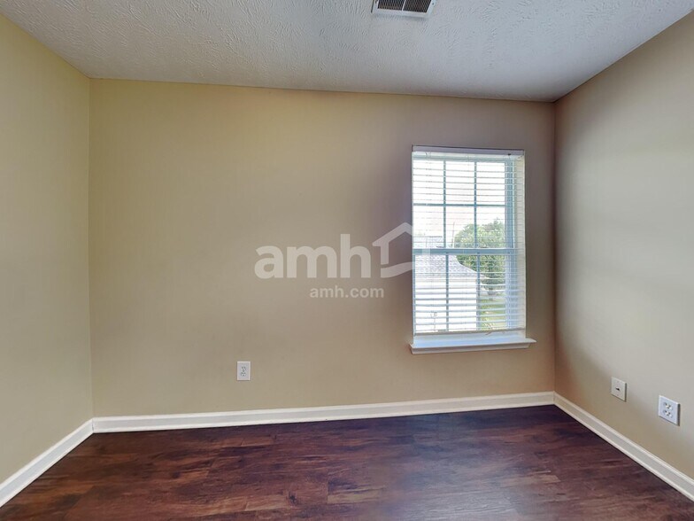 Building Photo - 717 Veneta View Dr