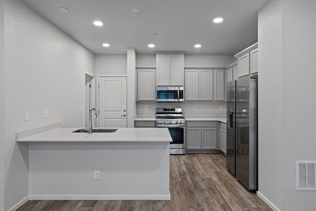 Building Photo - Students Welcome! Two Story 3 Bed 2.5 Bath Town Home North Fort Collins