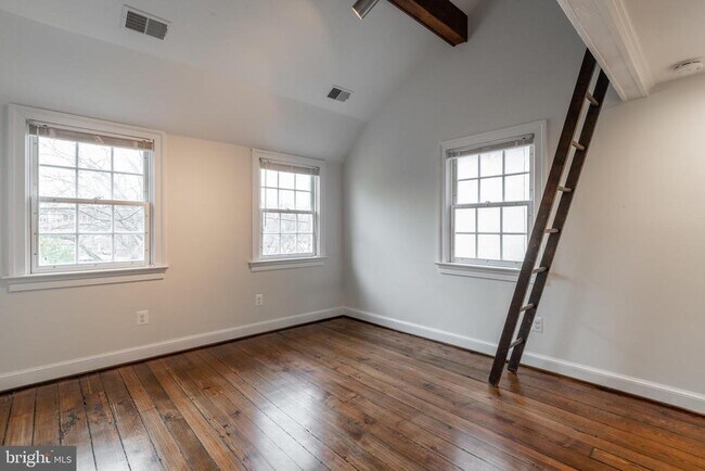 Building Photo - 511 Wilkes St