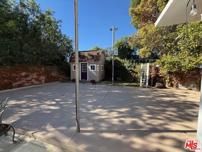 Building Photo - 8031 Melba Ave