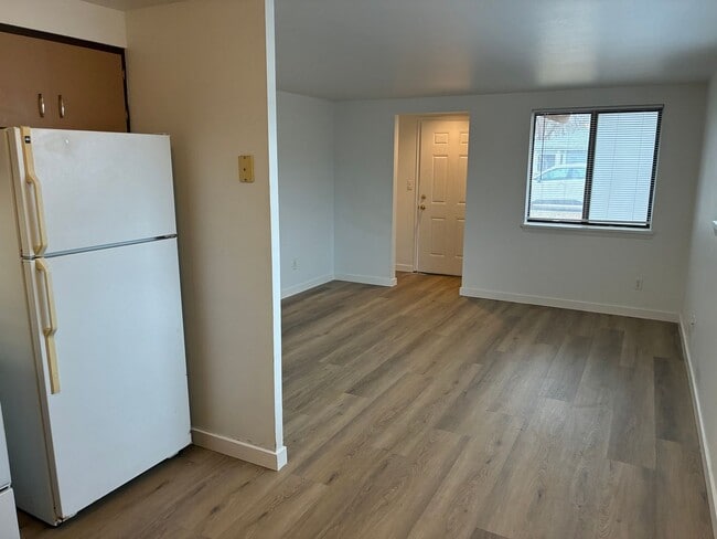 Building Photo - 1007-1011 E Lincoln Ave