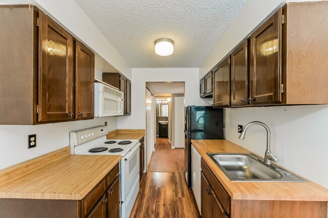 Building Photo - Cozy Garden-Level Condo with Park Views