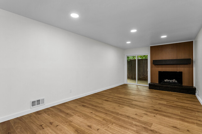 Building Photo - 3761 High Vista Dr