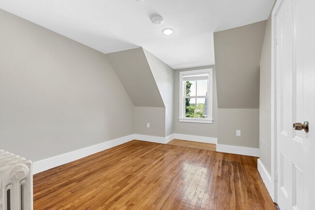 Building Photo - 28 Evergreen St
