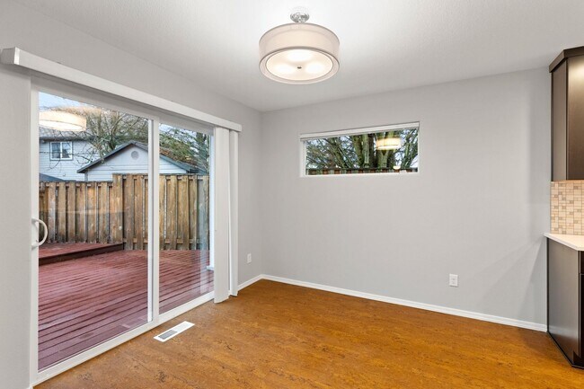 Building Photo - BETHANY 5 bedroom 3 full bath- Beaverton School District- Nike
