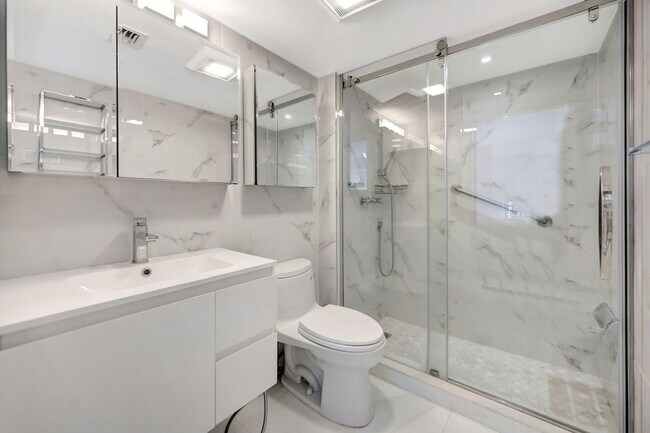 Building Photo - 540 Brickell Key Dr