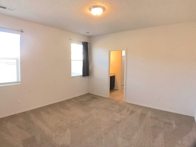 Building Photo - Spacious 4 Bedroom Los Lunas Home. Open la...