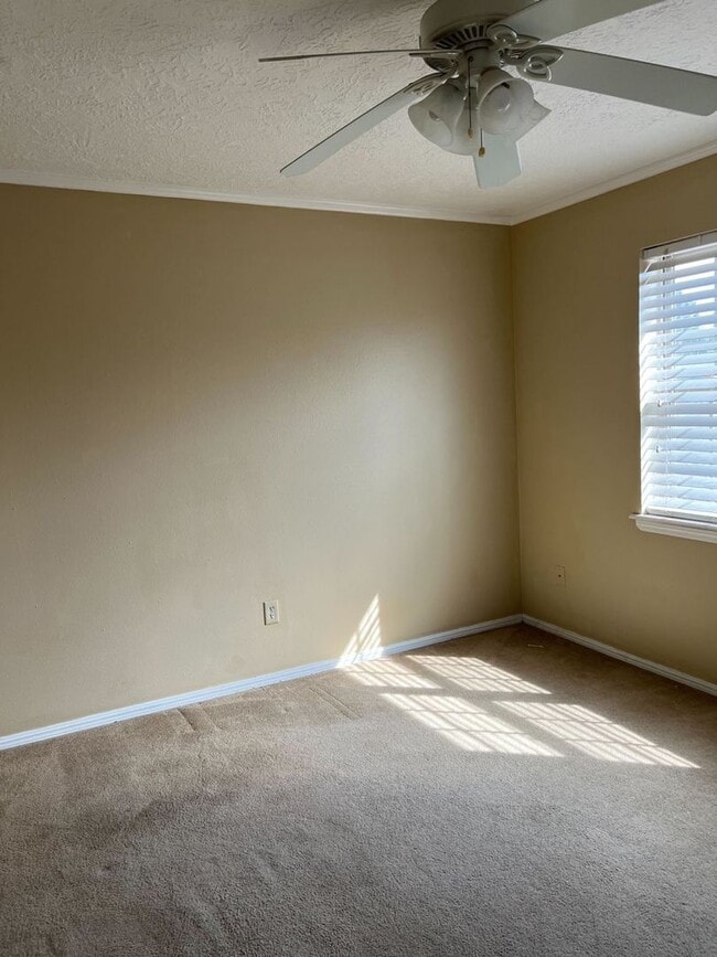Building Photo - Great 2 Bedroom Condo !