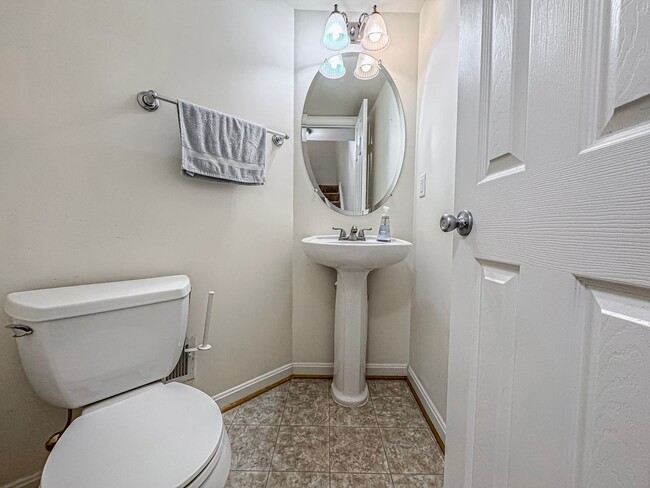 Building Photo - Gorgeous 3 Bed 2.5 Bath Interior Townhome ...