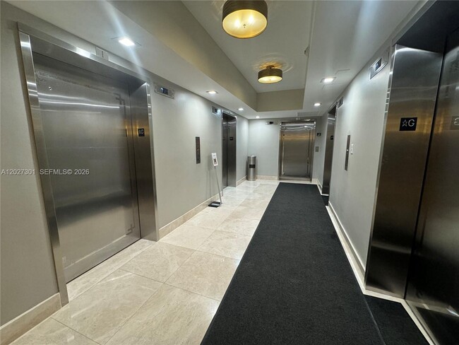 Building Photo - 3500 Mystic Pointe Dr