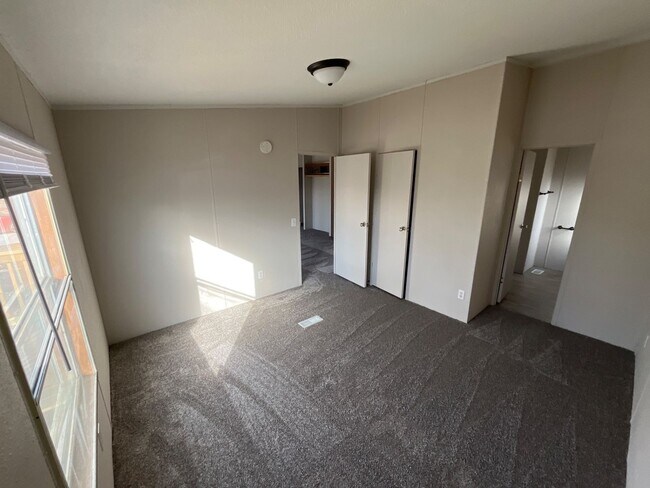 Building Photo - 210 N Walnut St