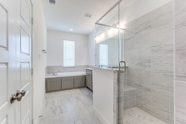 Building Photo - Modern 3 Bedroom / 2.5 Bath Townhome in Fo...