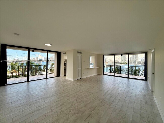 Building Photo - 801 N Venetian Dr