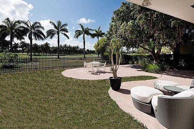 Building Photo - 5570 La Gorce Dr