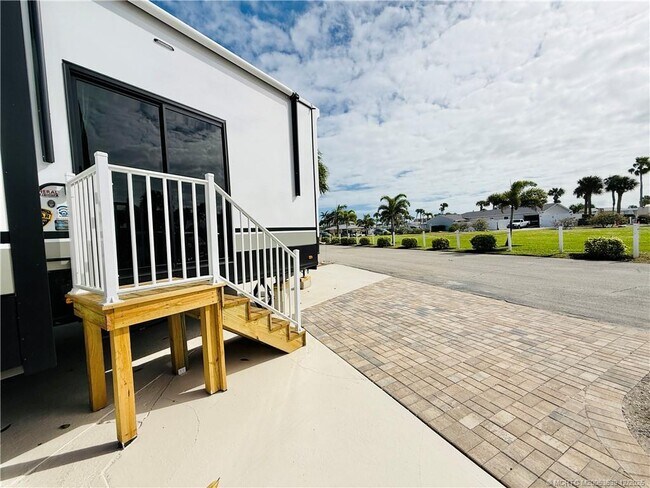 Building Photo - 10725 S Ocean Dr