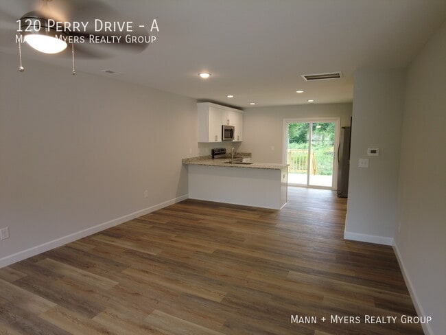 Building Photo - 120 Perry Dr
