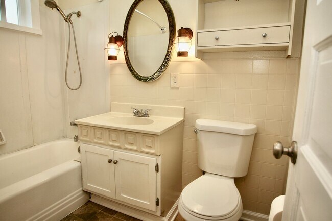 Building Photo - Available now! 2ba 1 ba single story home.