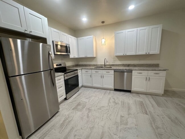 Building Photo - ELLIOT PLACE CONDOMINIUMS UPDATED/REMODELED GROUND FLOOR 1 BED PLUS DEN UNIT WITH 1 CAR GARAGE