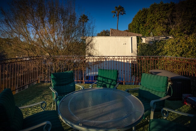 Building Photo - 2420 Teviot St