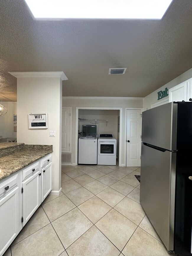 Building Photo - Furnished Townhome within walking distance...