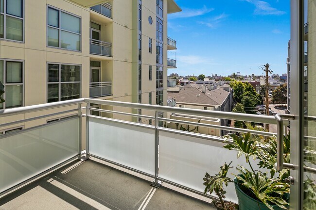 Building Photo - Modern West-Facing Condo with Spectacular Views and Prime Location in Hillcrest, San Diego