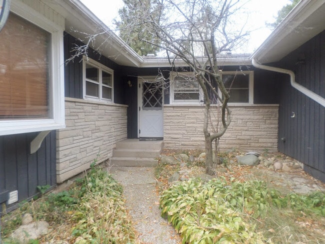 Building Photo - Lovely Ranch house available