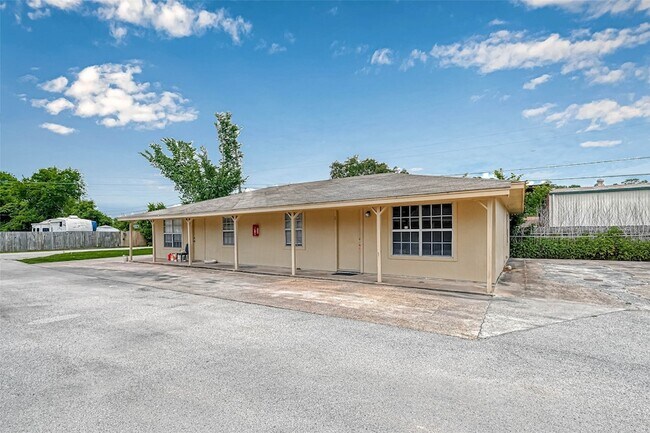 Building Photo - 8430 Round Rock Dr