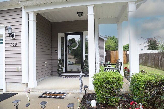 Building Photo - 709 Lone Pine Loop