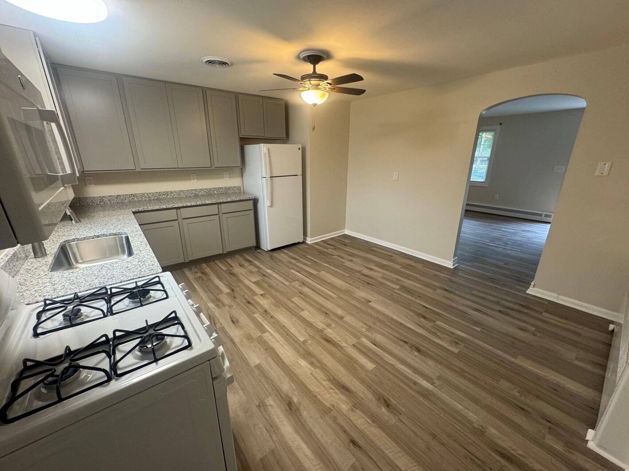 Building Photo - 96 N Halsey Rd