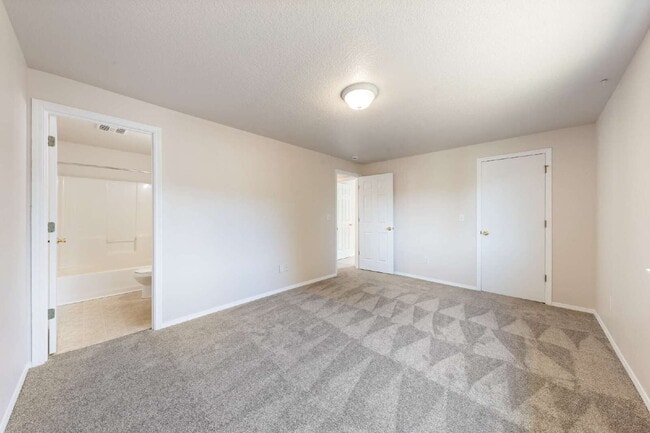 Building Photo - Spacious 3 bedroom Duplex