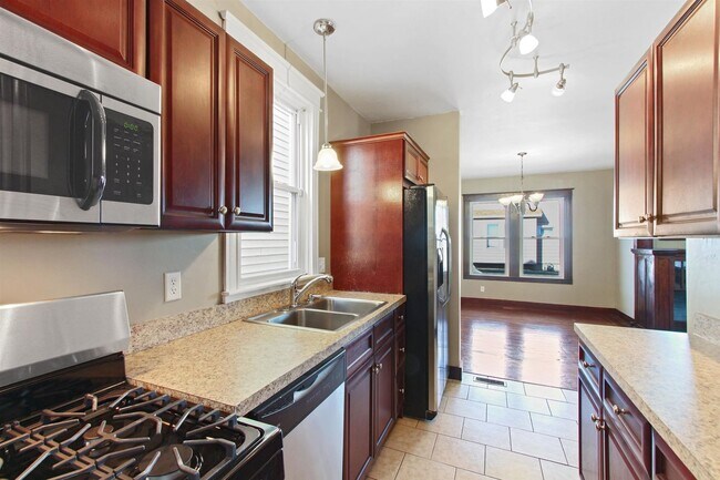 Building Photo - Spacious Single Family Home In York City!