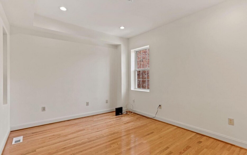Upstairs bedroom - 650 Newton Pl NW
