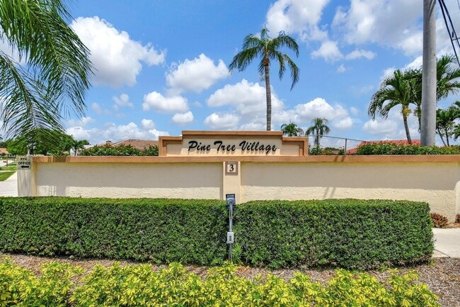 Building Photo - 10452 Greentrail Dr S