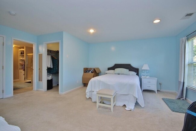Building Photo - 836 Huntington Dr
