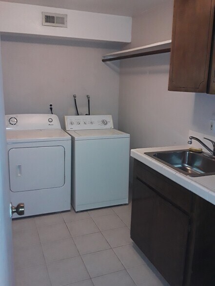 Complete laundry room - 2050 SW Pheasant Dr
