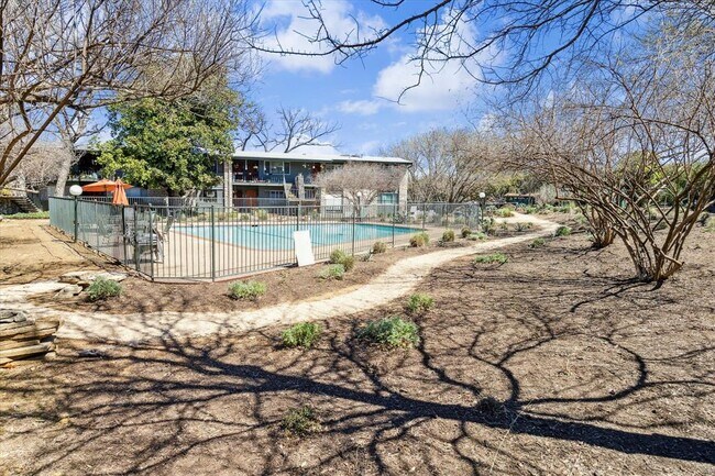 Building Photo - 1304 Mariposa Dr