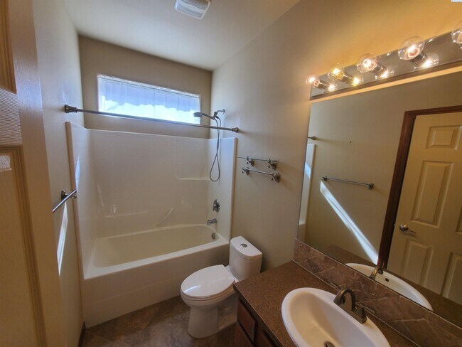 Building Photo - South Kennewick Rambler for rent