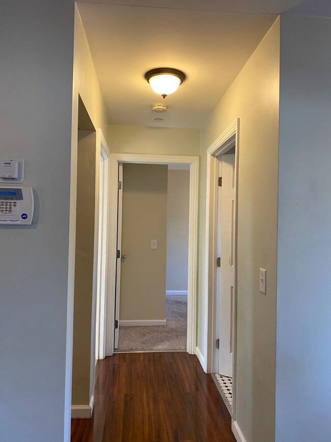 Building Photo - Two bedroom one bath house walking distanc...