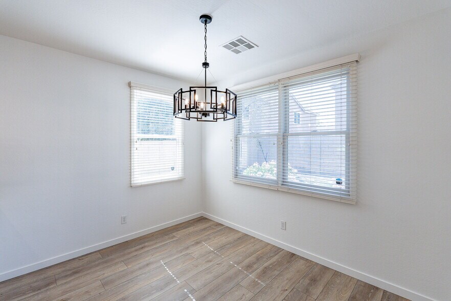 Building Photo - 2225 E Sunland Ave