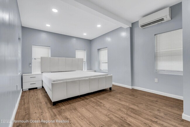 Building Photo - 370 W Park Ave