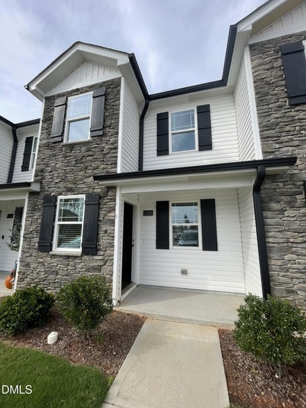 Building Photo - 1102 Peony Ln