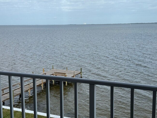Building Photo - Directly on the River, what a view!!
