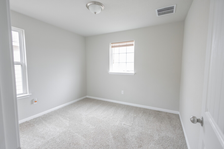 Building Photo - 209 Yoakum St