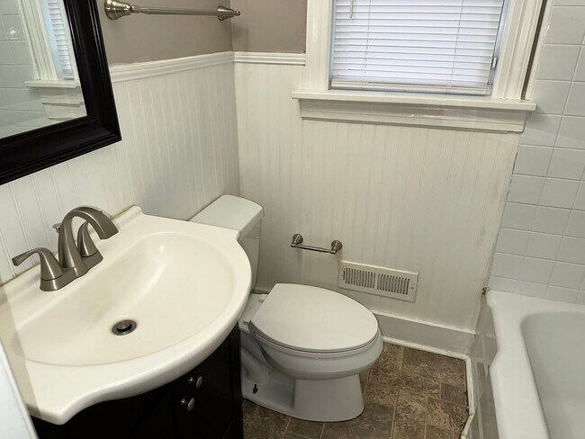 Building Photo - Cute 2 bedroom Home in The Arts District!